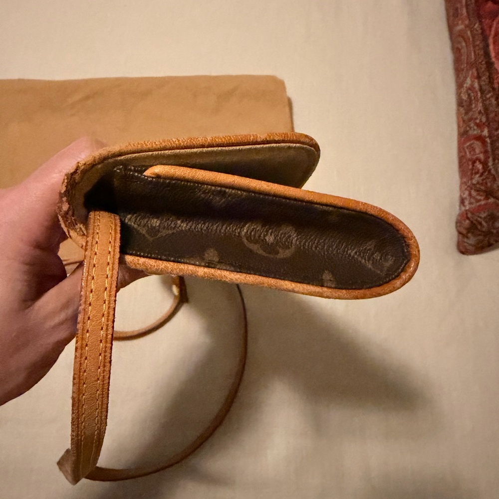 Louis Vuitton Brown Monogram Crossbody Wallet - Picture 16 of 16